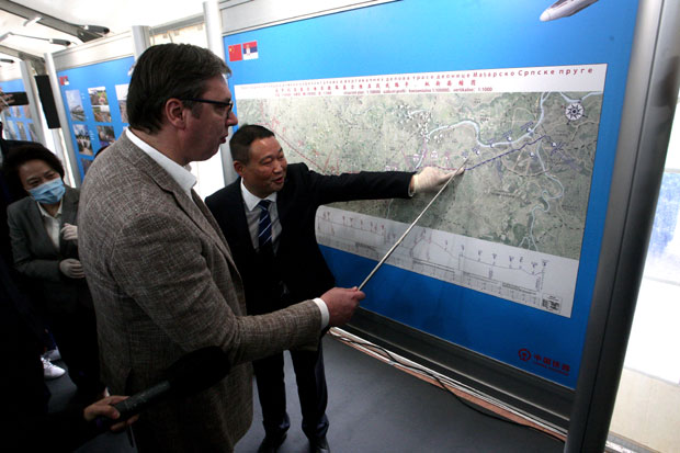 Иза нас су пруге а не празне речи: Председник Вучић обишао радове на изградњи капиталне саобраћајнице код Старе Пазове